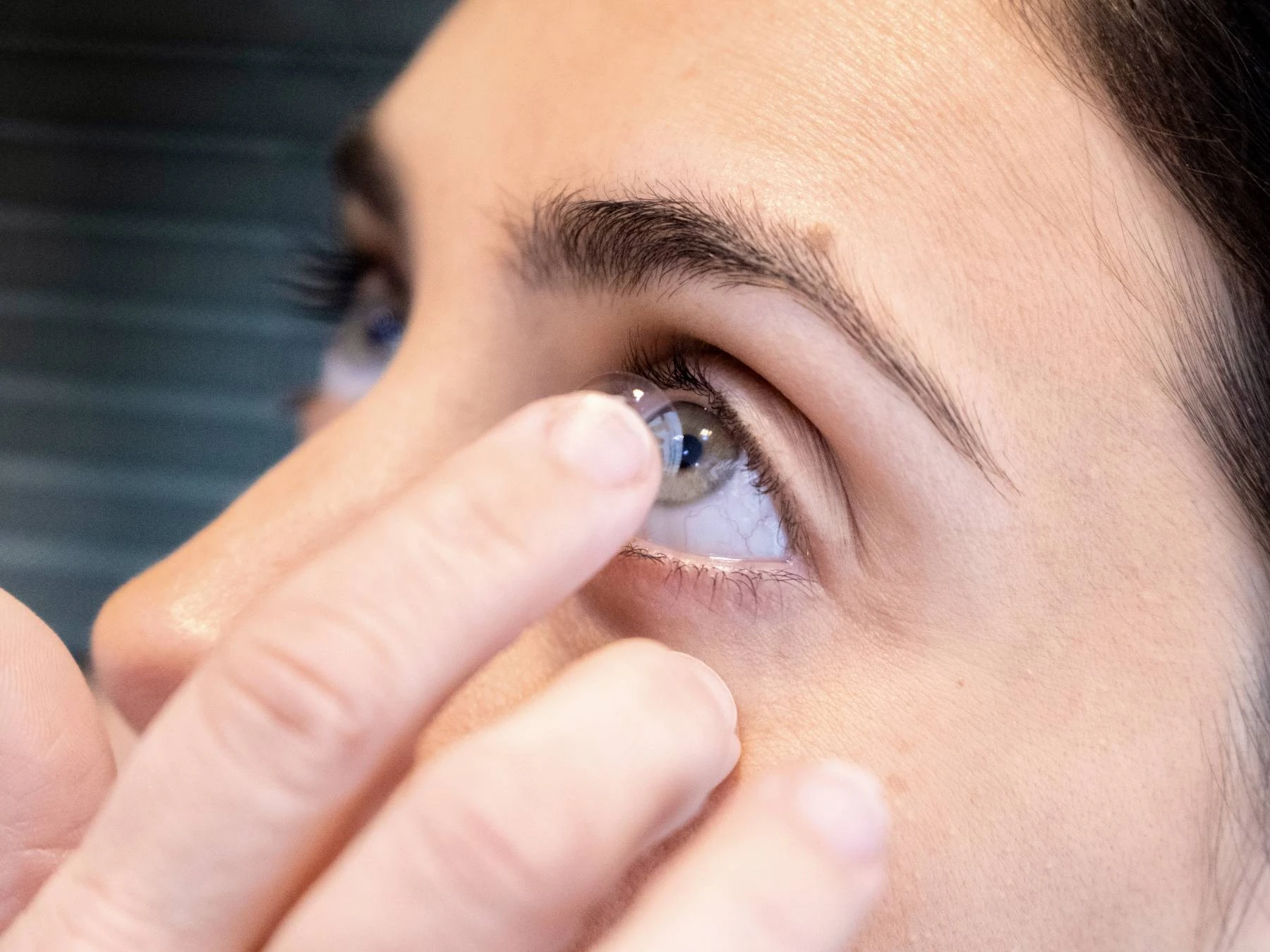 Adaptación de lentillas en Centro Óptico Zamora