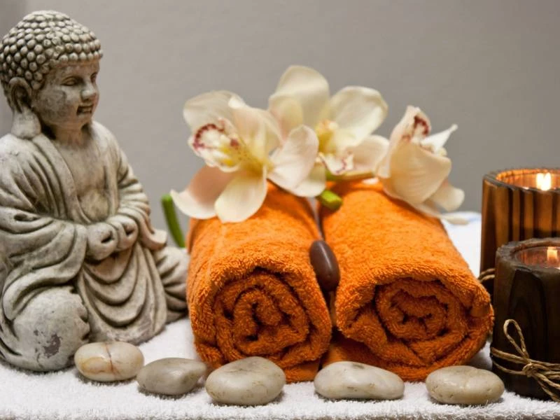 Espalda + Reflexología + Facial: 90€