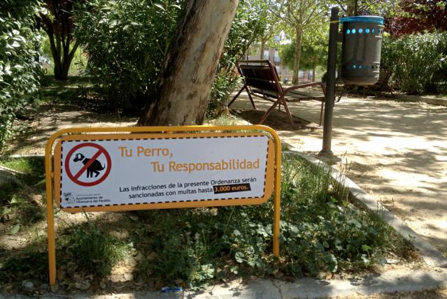 
                                                    Campaña de limpieza de excrementos caninos en Villanueva del Pardillo
