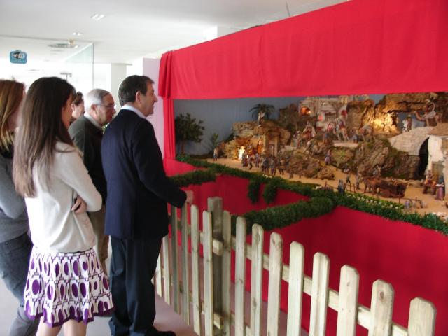 El alcalde de Villanueva de la Cañada visita las exposiciones del La Despernada