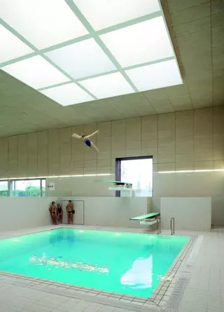 Los arquitectos Churtichaga y De La Quadra Salcedo premiados por la piscina municipal cubierta