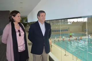 El Ayuntamiento instala interruptores horarios en el alumbrado público y acristala la grada de la piscina cubierta