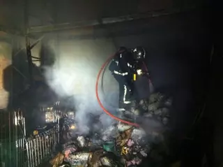 Los bomberos controlan un incendio en una nave de encurtidos de Villanueva del Pardillo