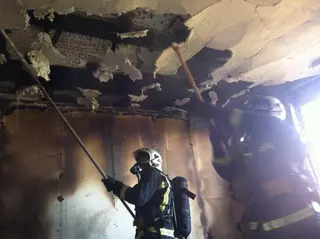 Los bomberos sofocan un incendio en un chalet de Villanueva de la Cañada