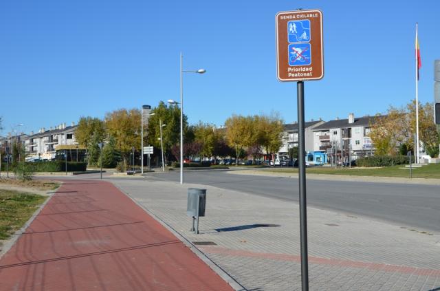 El Ayuntamiento señaliza la senda ciclable para informar sobre su uso
