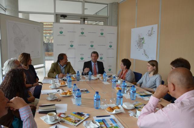 Alcalde y vecinos mantienen un nuevo desayuno de trabajo