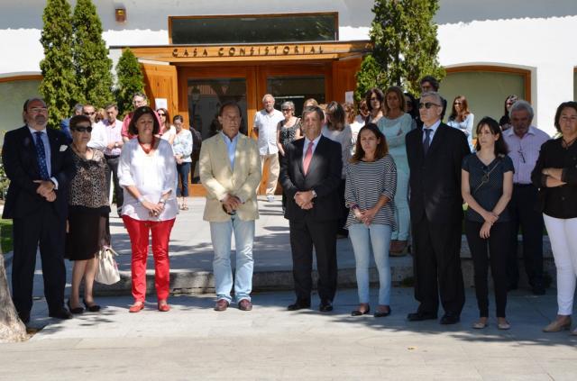 
                                                    Villanueva de la Cañada y Villanueva del Pardillo guardan un minuto de silencio por el asesinato de Isabel Carrasco
