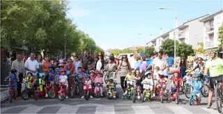 Cientos de vecinos recorren el municipio en bici