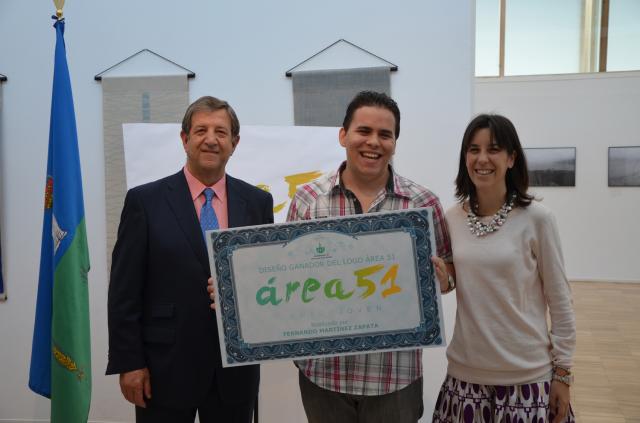 Entrega del Premio al ganador del concurso de diseño del logo del Centro Juvenil Área 51