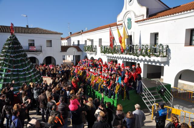 Los alumnos de los colegios Rayuela, Antavilla school y Vallmont marcan el inicio de la navidad con su recital de villancicos