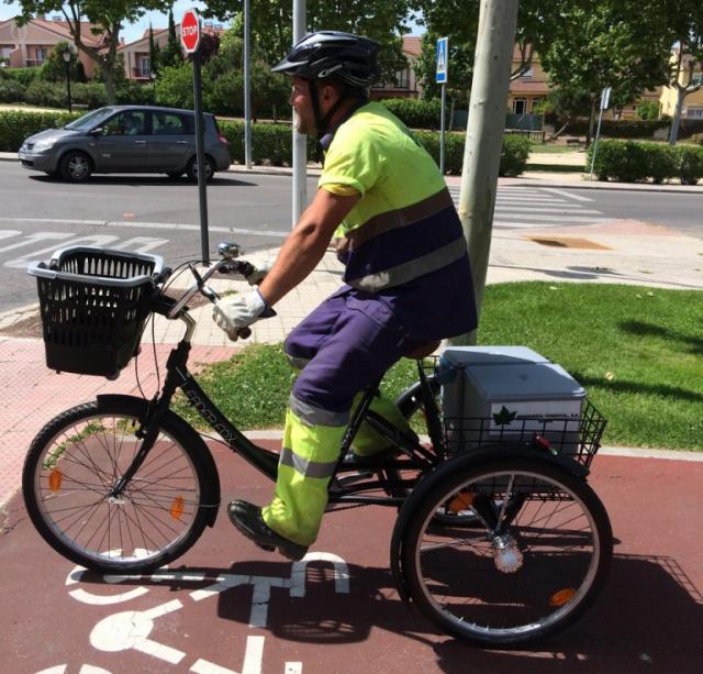Operarios municipales en bici para reforzar la limpieza en Villanueva de la Cañada