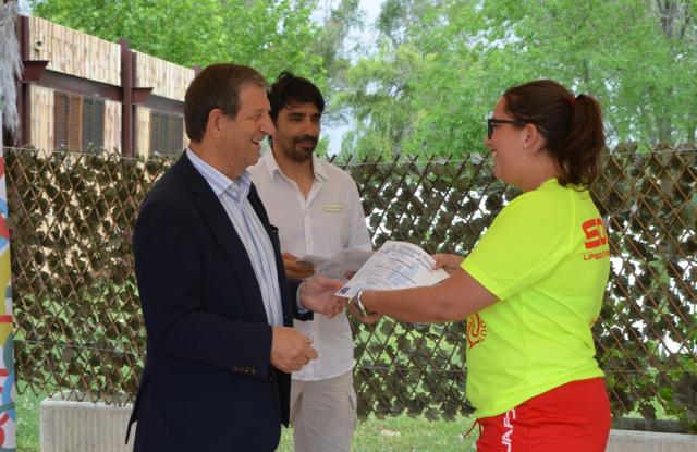 Entrega de diplomas a los alumnos del curso de socorrismo acuático