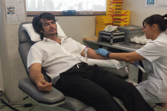 
                                                    Cifuentes hace un llamamiento a los madrileños para donar sangre en la Campaña de Navidad