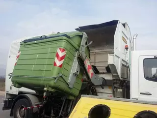 Villanueva del Pardillo inicia la limpieza periódica de los contenedores ubicados en la vía pública