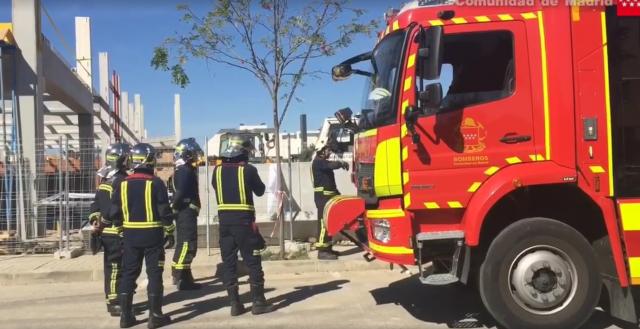 
                                                    Fallece un trabajador en Villanueva de la Cañada al ser sepultado por una plancha de hormigón