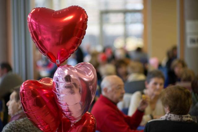 
                                                    Los mayores de Villanueva de La Cañada celebraron San Valentín.