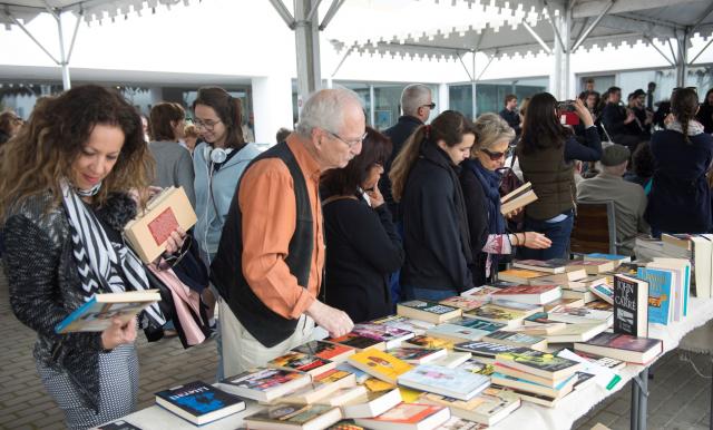 La Biblioteca Municipal de Villanueva de La Cañada  pone a la venta más de 1.200 libros con un fin solidario