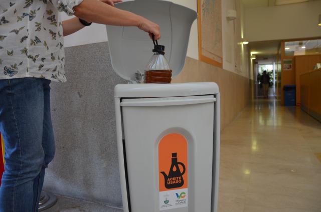 El Ayuntamiento de Villanueva de La Cañada instala contenedores de recogida de aceite doméstico usado en edificios públicos