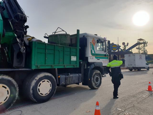 La Policía Local de Villanueva de La Cañada realiza una campaña de inspección de vehículos pesados