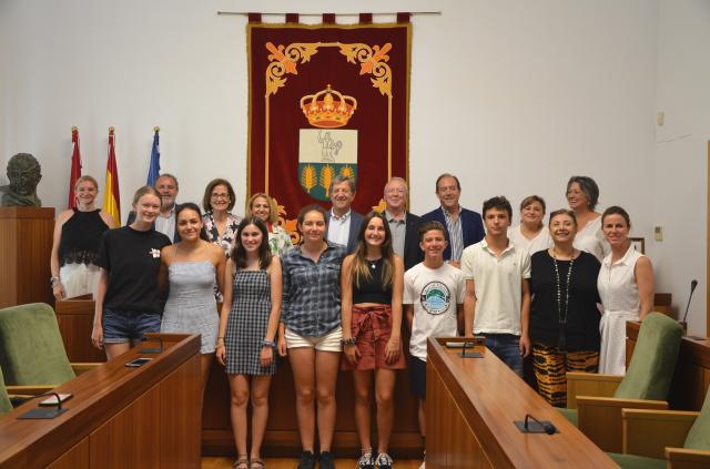 
                                                    Un grupo de jóvenes de La Cañada Flintridge visita Villanueva de la Cañada