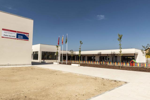 El consejero de Educación visita el nuevo colegio público Padre Garralda de Villanueva de la Cañada