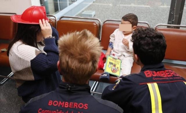 
                                                    Los Bomberos de la Comunidad de Madrid visitan a los niños ingresados en el Hospital Puerta de Hierro