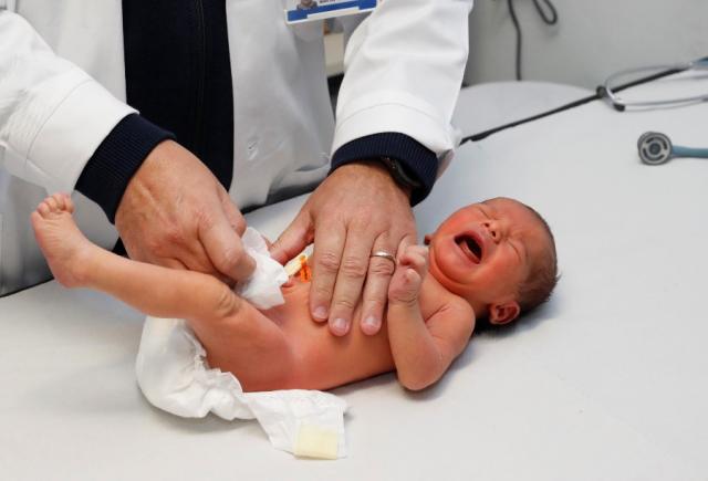 
                                                    La Comunidad desarrolla un programa para que el Hospital cite al recién nacido con su Centro de Salud antes del alta hospitalaria