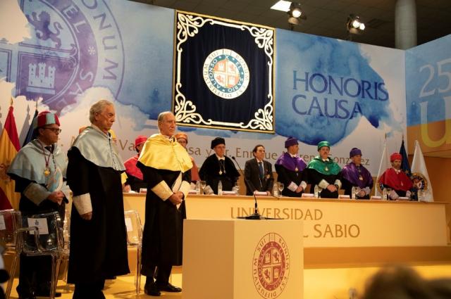 
                                                    Mario Vargas Llosa y Enrique Moreno González, nombrados Doctores Honoris Causa en Villanueva de la Cañada
