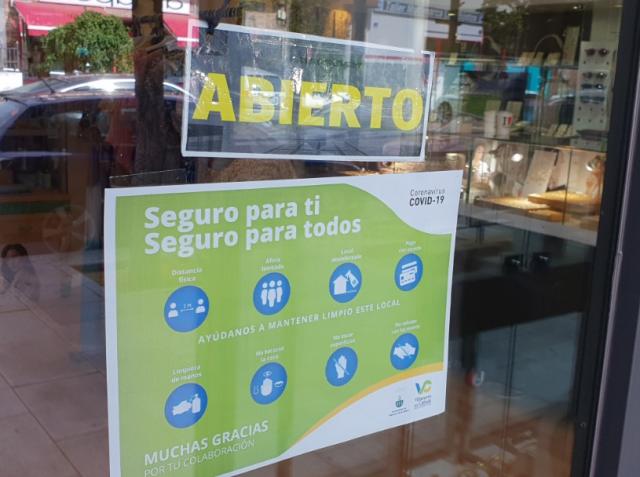 El Ayuntamiento entrega kits de protección y materiales informativos sobre el COVID-19 a más de 300 comercios de Villanueva de la Cañada

