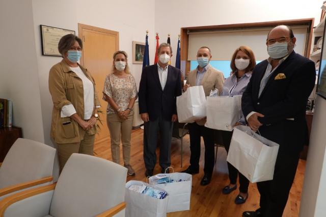 
                                                    Entrega de dos mil mascarillas a la Asociación de Rumanos de Villanueva de la Cañada