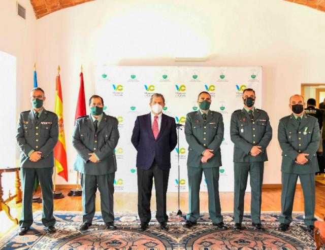 
                                                    El personal de mantenimiento y el subinspector de Policía Local de Villanueva de la Cañada, premiados por la Guardia Civil