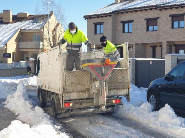 
                                                    El Ayuntamiento de Villanueva de la Cañada esparce 50.000 kilos de sal en el municipio