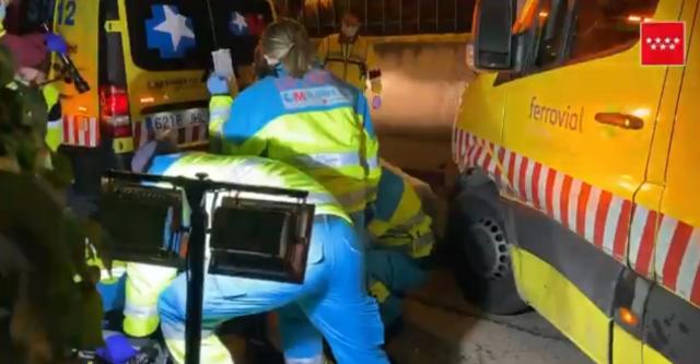 
                                                    Un hombre mata de un disparo a su pareja en Majadahonda, hiere a su hija y trata de suicidarse después