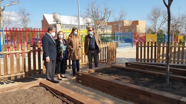 
                                                    El alcalde de Villanueva de la Cañada visita el huerto del colegio Santiago Apóstol