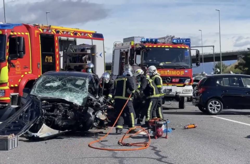 
                                                    Dos fallecidos en un grave choque frontal en la M-50