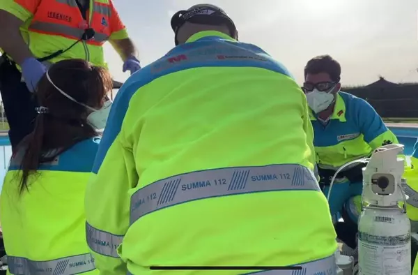 Los servicios de emergencias salvan la vida a una mujer que apareció sumergida en una piscina de Boadilla