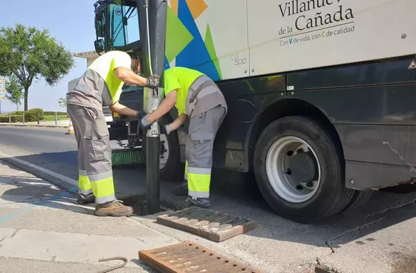 Villanueva de la Cañada realiza labores de limpieza de imbornales en previsión de posibles inundaciones