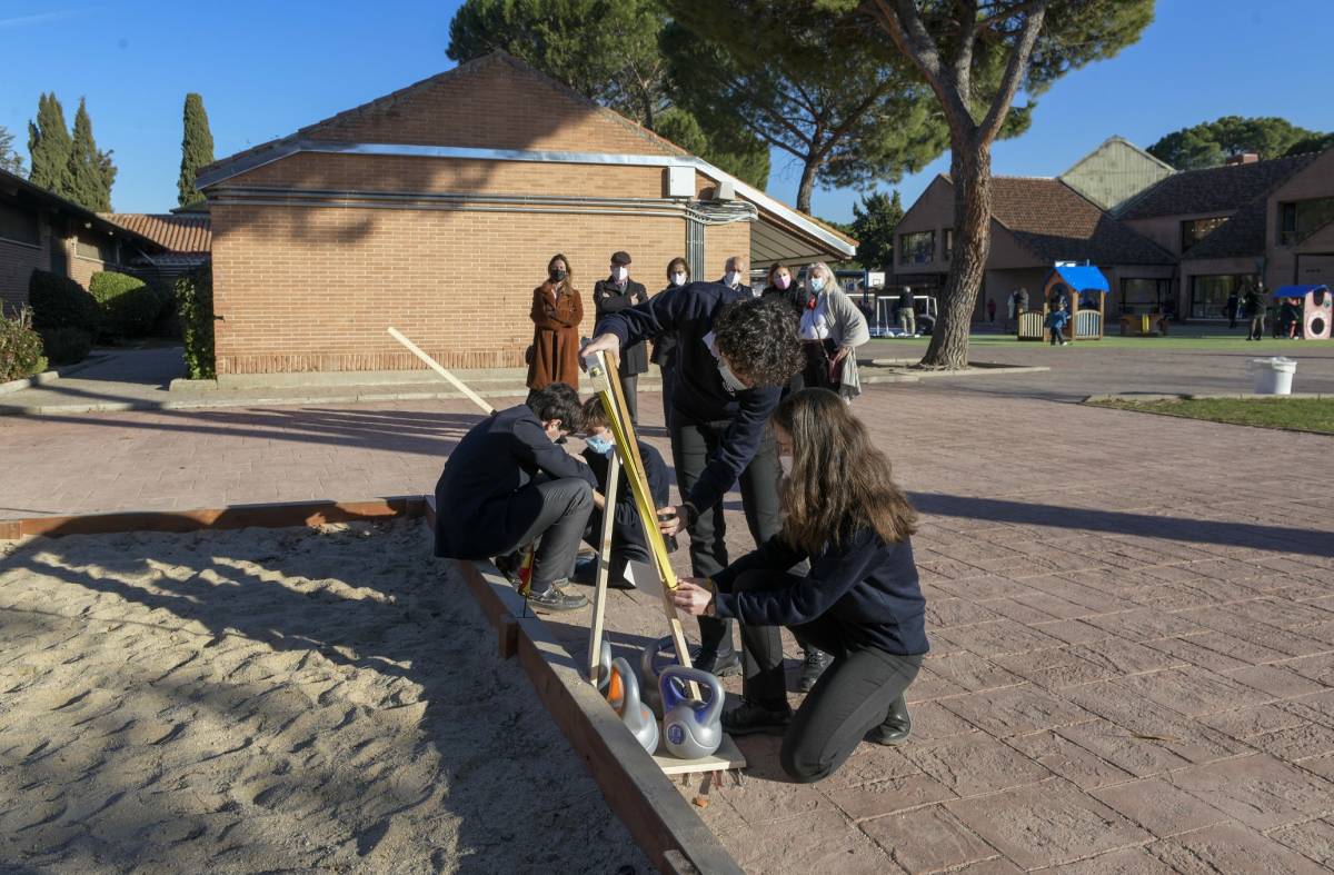 
                                                    Alumnos de Villanueva de la Cañada lanzan proyectiles desarrollados por ellos mismos 