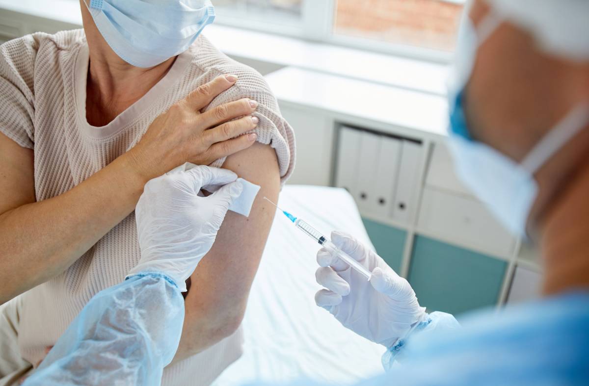 
                                                    La Comunidad enviará 330.000 SMS a personas entre 60 y 69 años y población de riesgo para promover la tercera dosis de la vacuna 