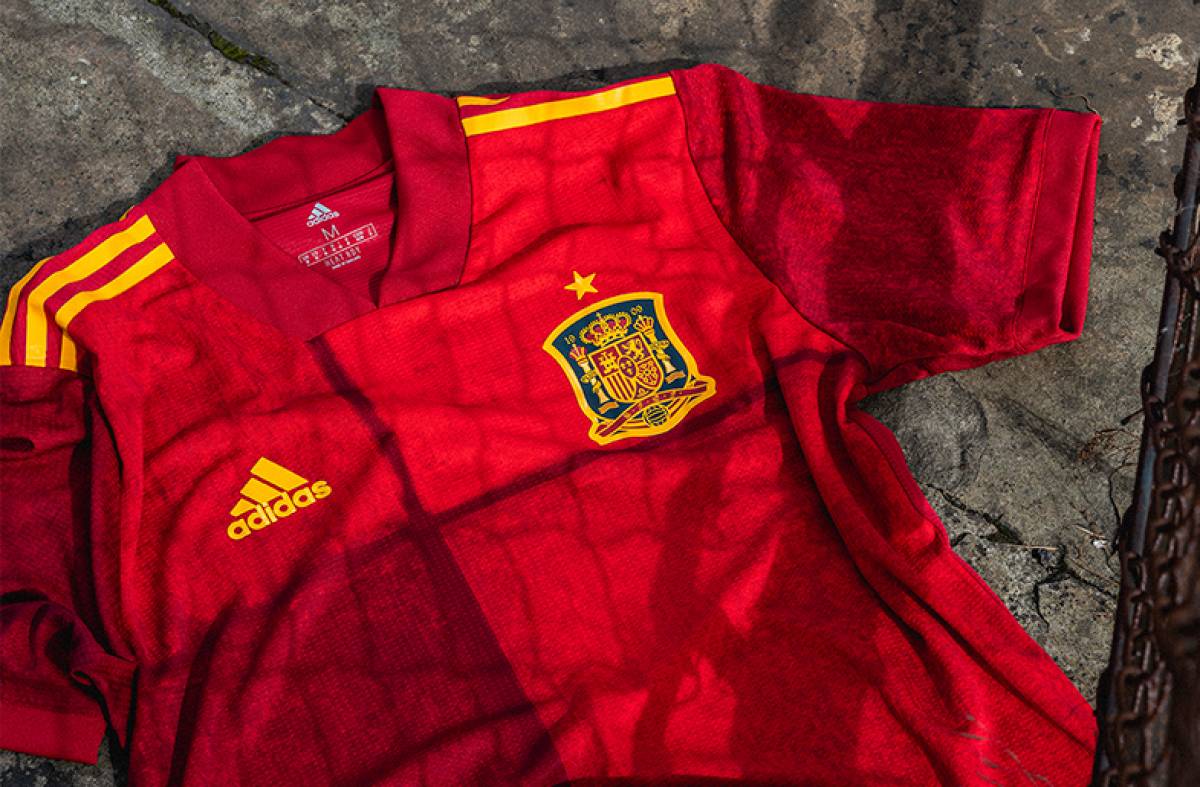 
                                                    Mercadillo solidario para Ucrania en Las Rozas: a la venta la equipación de los futbolistas de la selección española