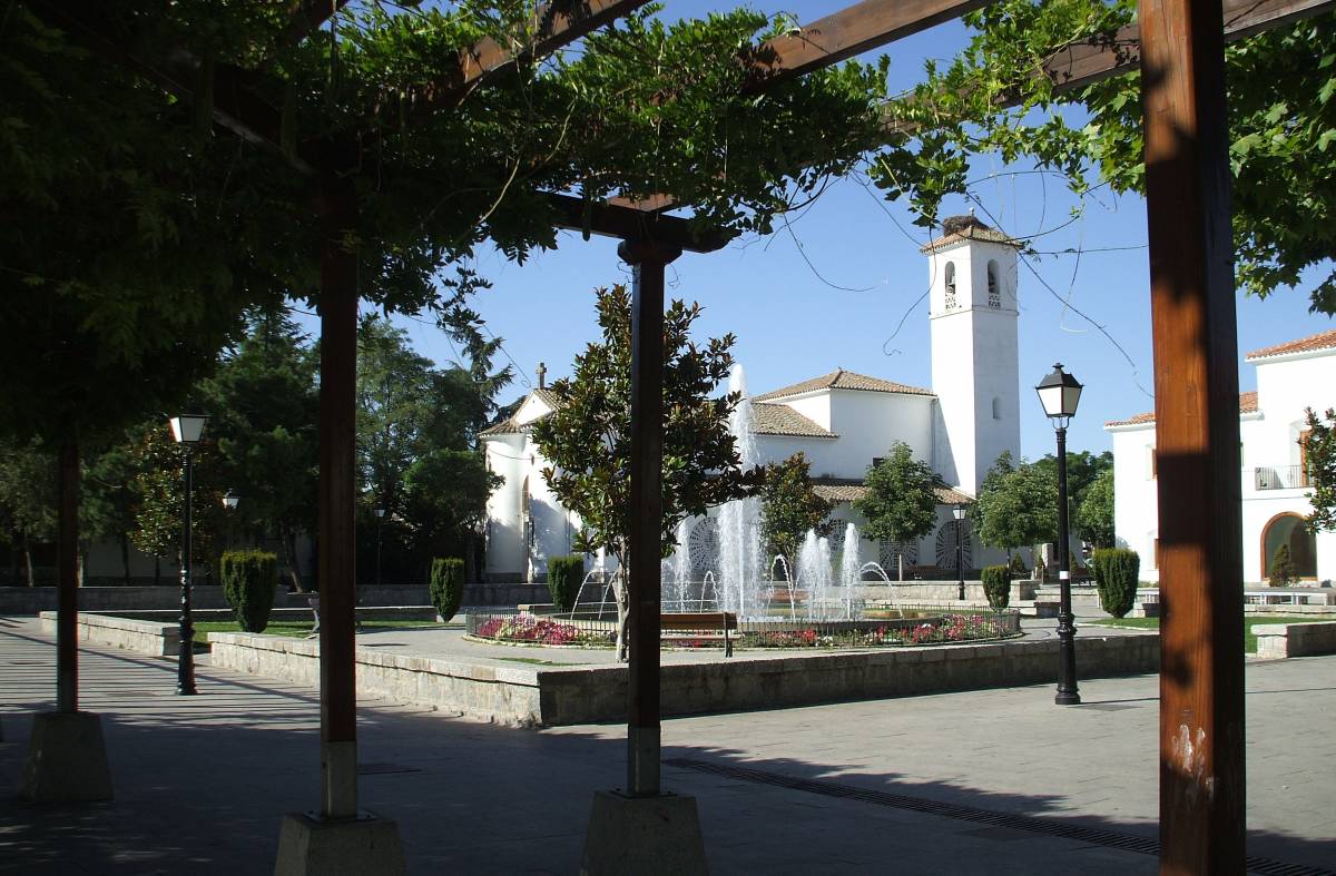 
                                                    La Plaza de España de Villanueva de la Cañada apagará la luz de su fuente y edificios municipales 