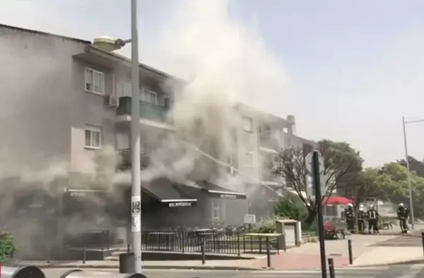 Incendio en Villanueva de la Cañada: un bar queda completamente calcinado por las llamas