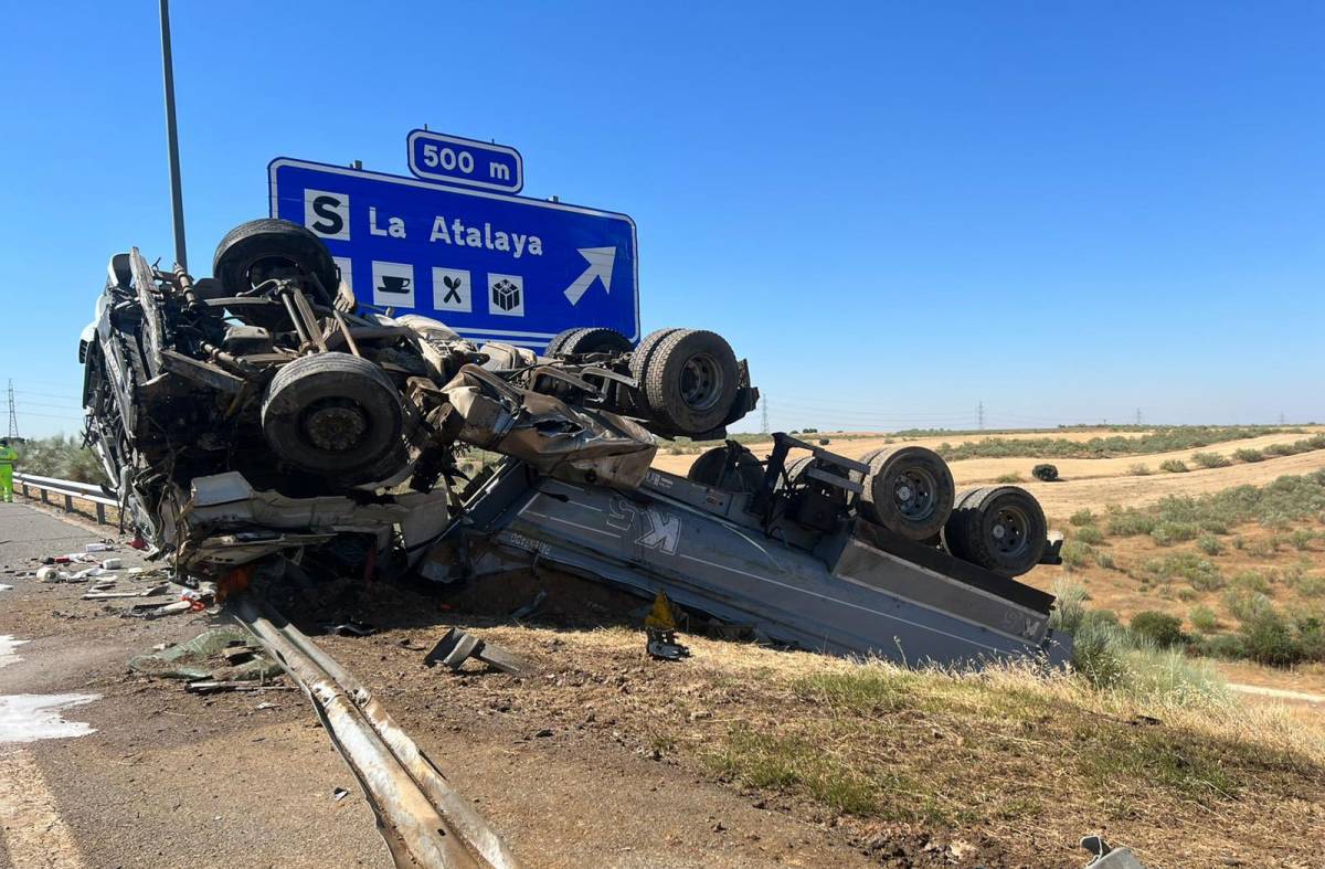 
                                                    Grave accidente por el vuelco de un camión en la M50