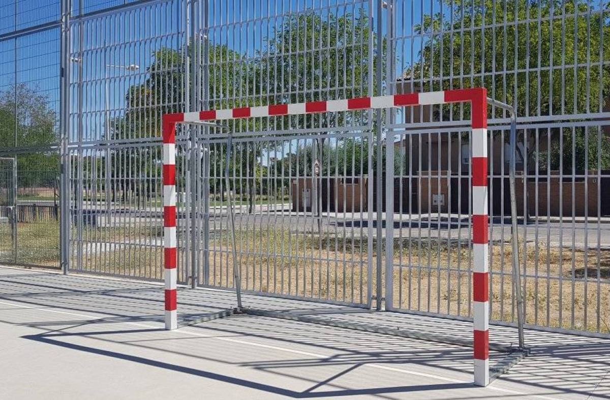 
                                                    Finalizan las obras de mejora en las pistas al aire libre de la calle Brasil en Villanueva de la Cañada