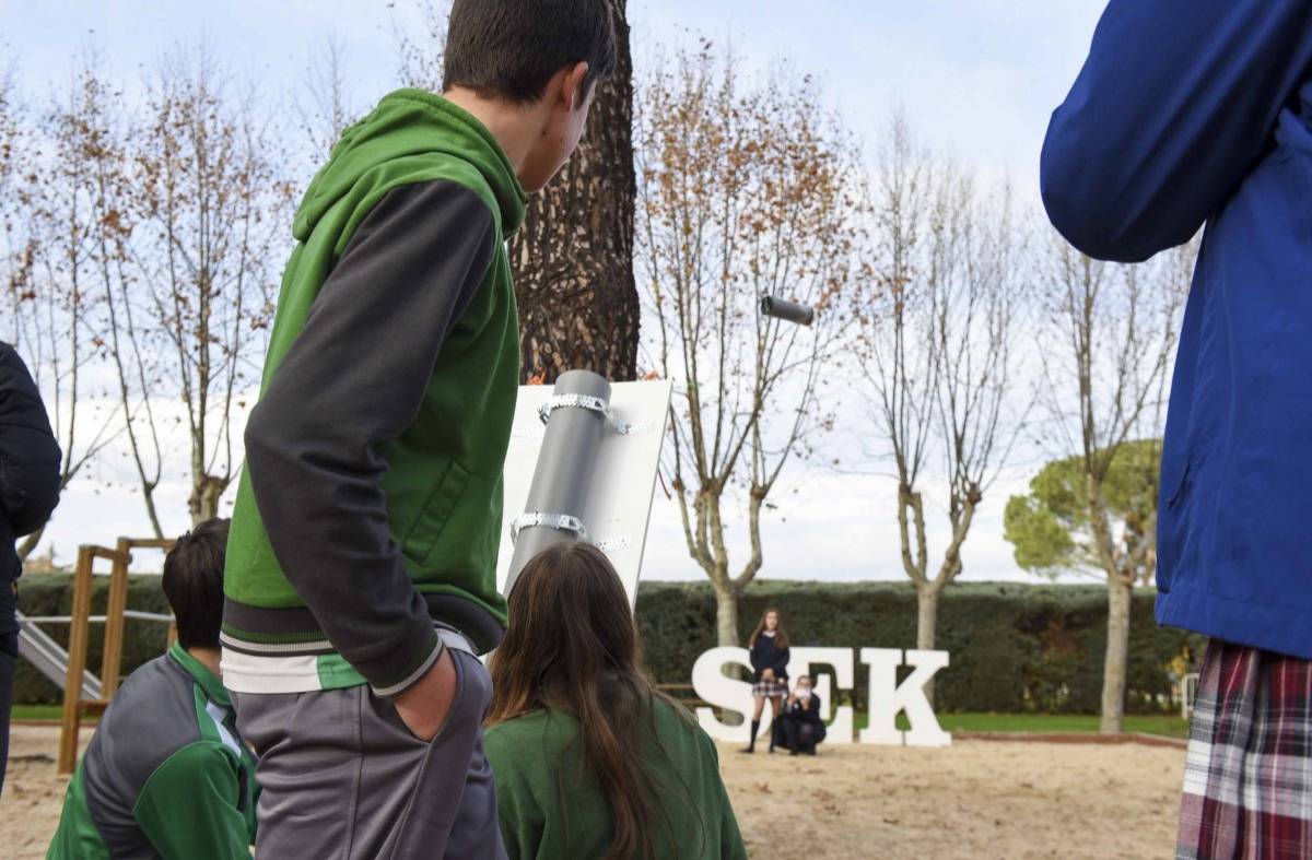 
                                                    Lanzamiento de cohetes diseñados por alumnos de los colegios SEK-El Castillo, Kolbe e IES Las Encinas