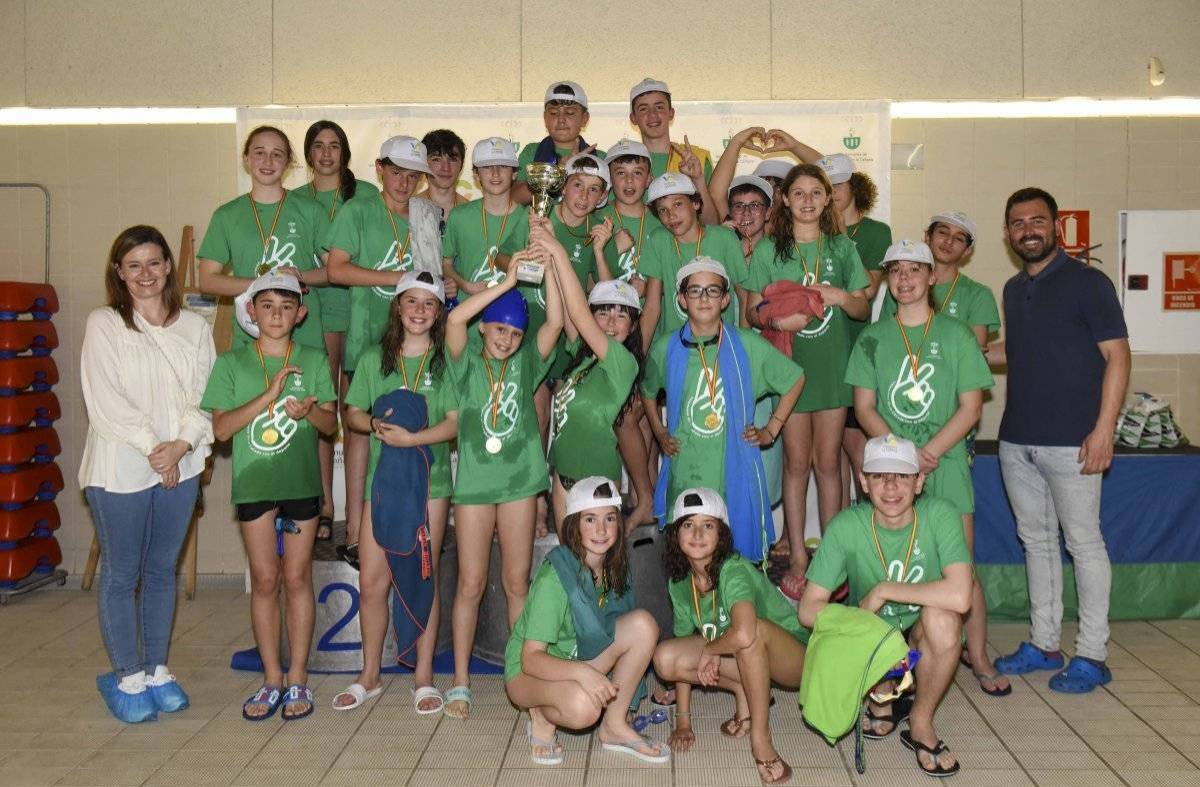 
                                                    La Escuela Municipal de Natación de Villanueva de la Cañada gana el VIII Campeonato de Jóvenes Nadadores