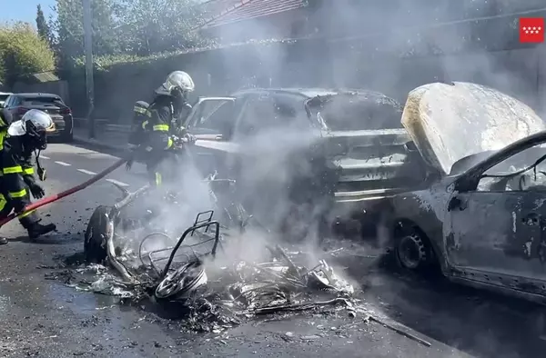 Un vehículo completamente calcinado y otros dos gravemente dañados en un incendio en Pozuelo
