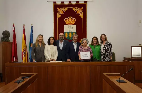 La AECC recibe los 1.370 euros recaudados en el Mercadillo Solidarios de Libros de Villanueva de la Cañada