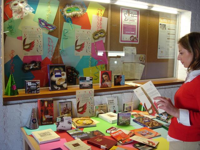 
                                                    La Biblioteca Municipal F. Lázaro Carreter acoge una muestra bibliográfica sobre el carnaval