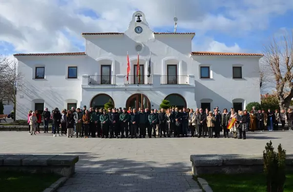 Villanueva de la Cañada guarda un minuto de silencio por la muerte de dos guardias civiles en Barbate